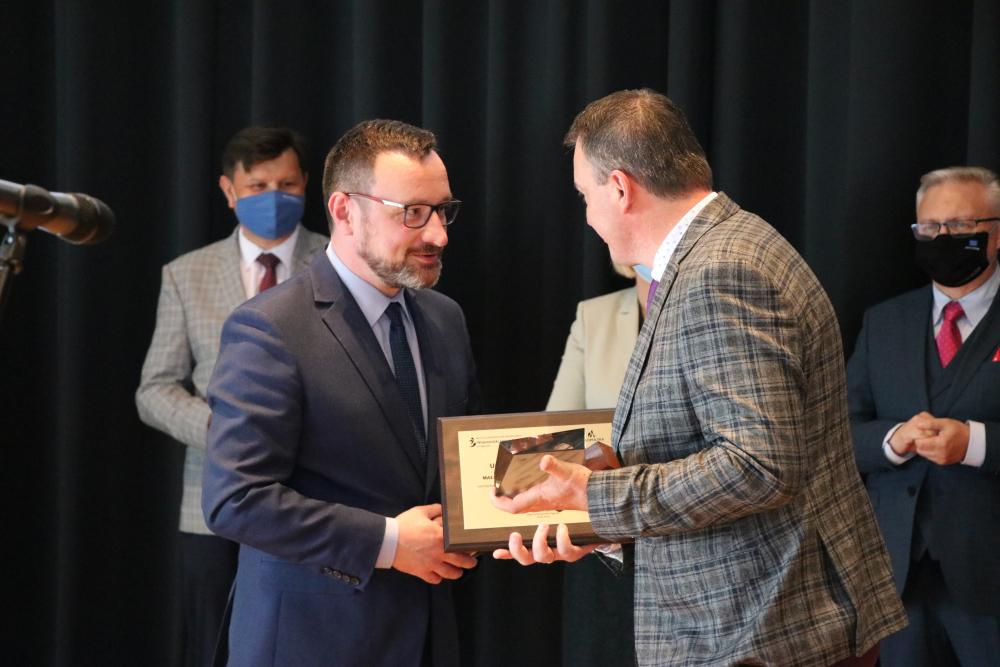 Zdjęcie galerii artykułu:  - Wręczanie nagród przez Wicemarszałka WM Tomasza Urynowicza